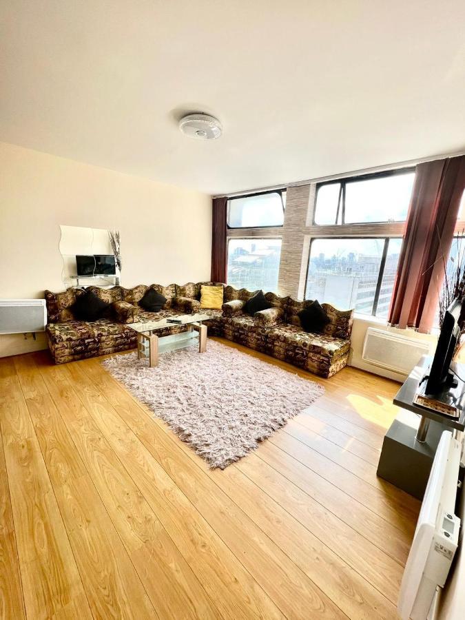 Apartment Two Bedroom With Kitchen Facility *